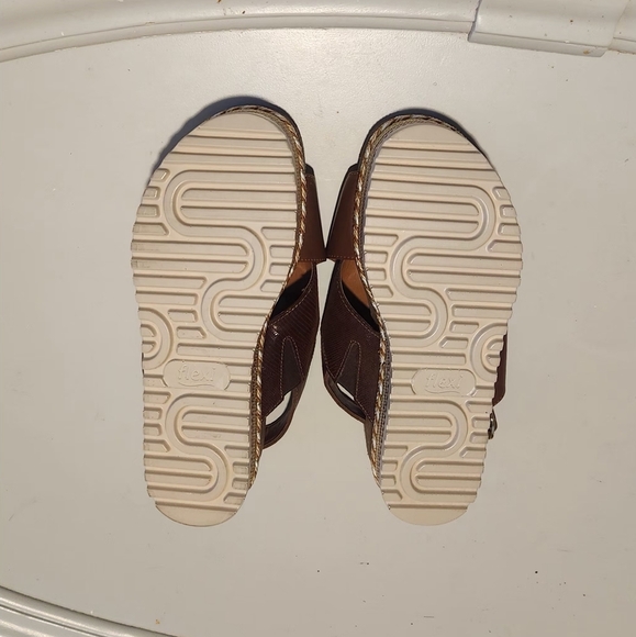 FLEXI WOMEN'S SIZE 8 BROWN PLATAFORM SANDALS. - Picture 7 of 11